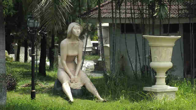 Patung wanita menunggu es krim