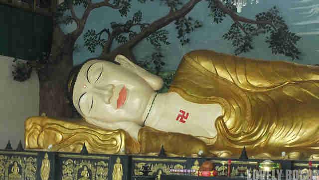 Patung Budha Tidur di Vihara 8 Po Sat