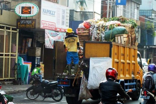 Truk Pengangkut Sampah di Jalan Suryakencana