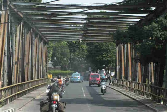 Jembatan Besi di Jalan RE Martadinata