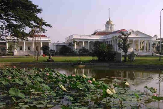 Teratai Dan Istana Bogor
