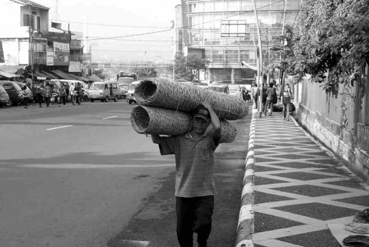 Penjual Bongsang atau Keranjang Bambu Di Bogor