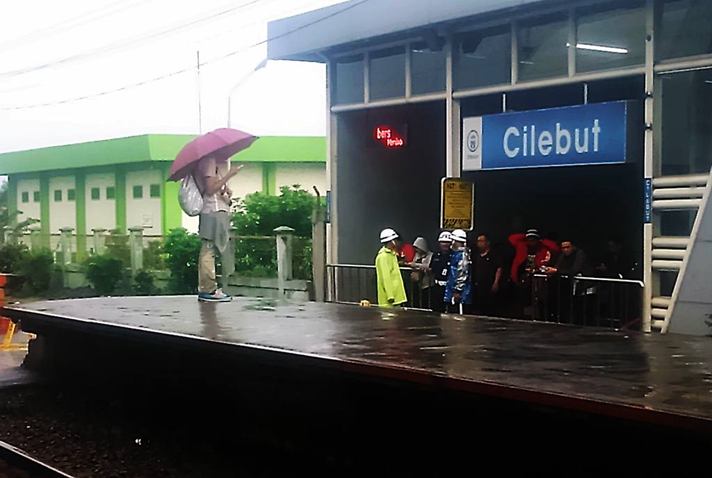 Saat Hujan Di Stasiun Cilebut