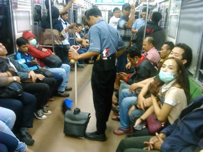 Petugas Kebersihan Commuter Line
