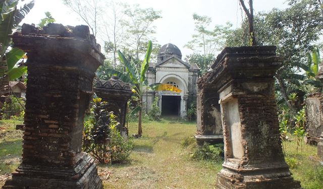 Van Motman Mausoleum - the Remain of the Richest Man in the Rain CityLovely Bogor 0266