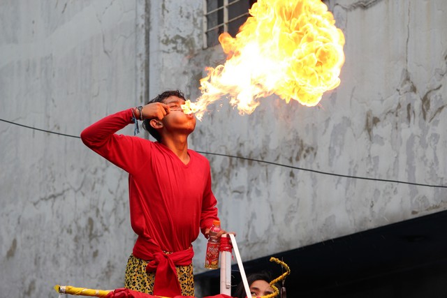 atraksi sembur api di cap go meh bogor 2017