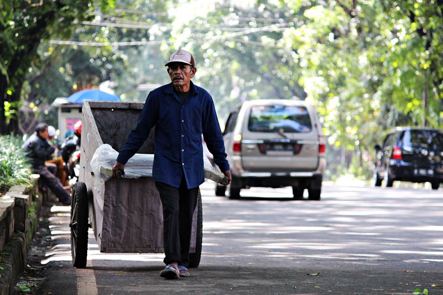 Pak Tua Penarik Gerobak Pengumpul Barang Bekas Lovely Bogor