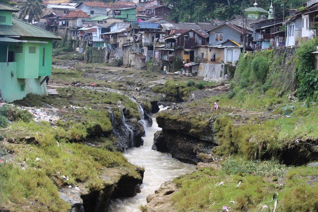 Inconvenient Scenery of Ciliwung Riverside Settlements