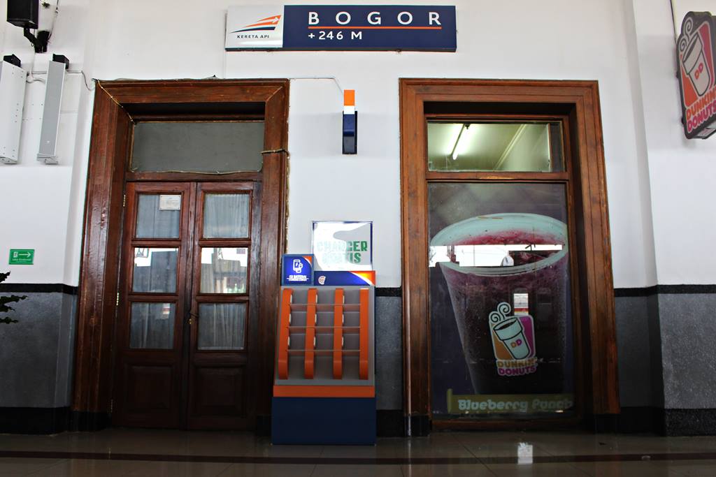 charger handphone atau smartphone gratis di stasiun bogor 2