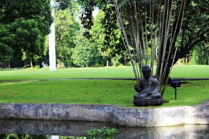 patung budha di halaman belakang Istana Bogor