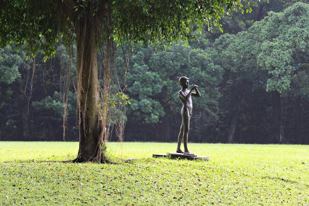 patung peniup seruling di halaman belakang Istana Bogor