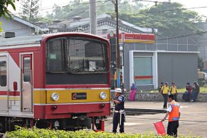 Juru Parkir Kereta di Stasiun Bogor (2)