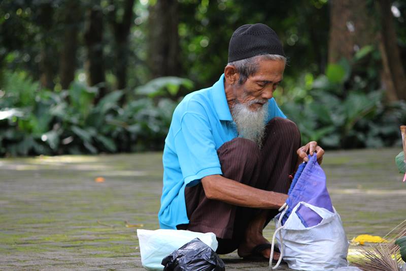 Kakek Petugas Kebersihan di Kebun Raya Bogor