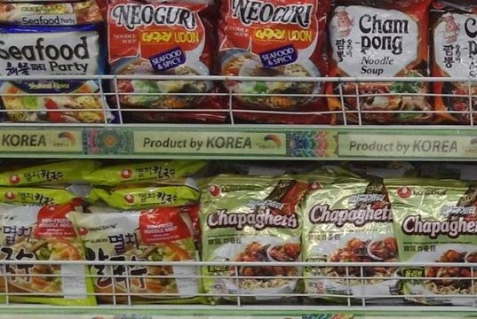 Produk makanan kemasan asal korea di Giant Hypermarket