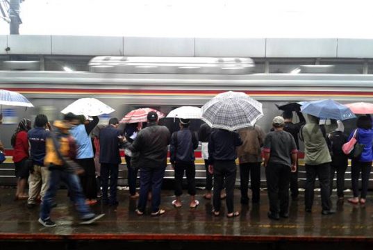 Sedia Payung Sebelum Commuter Line Datang