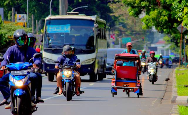 Becak masih beroperasi di jalan protokol kota bogor - becak di jalan Sudirman