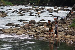 Foto ini Menggambarkan Kehidupan Di Pinggir Sungai Ciliwung -Secara Tak terduga
