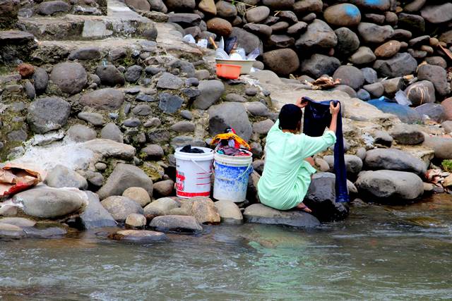 [FOTO] Warga Mencuci di Kali Ciliwung