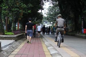 Patroli Satpol PP (Pamong Praja) Bersepeda di Trotoar Seputar KRB dan Istana Bogor