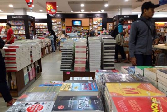 di Bogor masih ada toko buku lo Namanya Gramedia 2