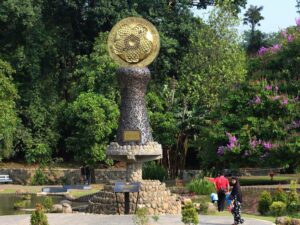 Tulisan Pada Tugu Prasasti Dua Abad Kebun Raya Bogor