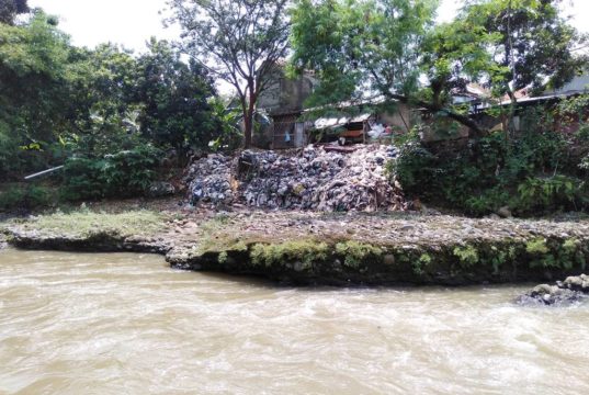 5 Benda Ini Diangkat Dari Sungai Ciliwung Oleh Komunitas Peduli Ciliwung
