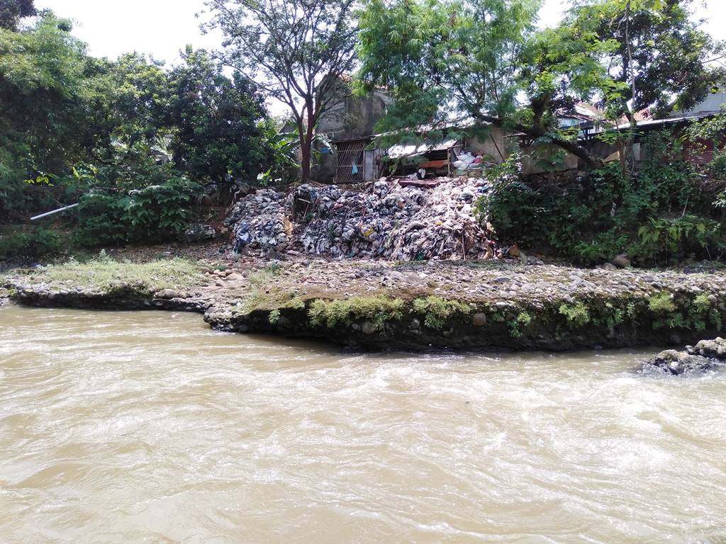 5 Benda Ini Diangkat Dari Sungai Ciliwung Oleh Komunitas Peduli Ciliwung