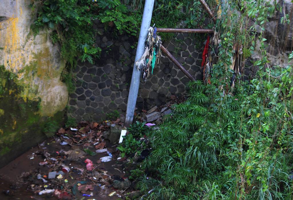 Mau Buang Sampah Ke Sungai - Jangan Deh Bikin Repot Banyak Orang