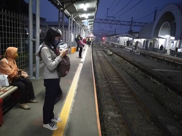 Jacket and Long Sleeve Shirt A Must For Indonesian Commuters