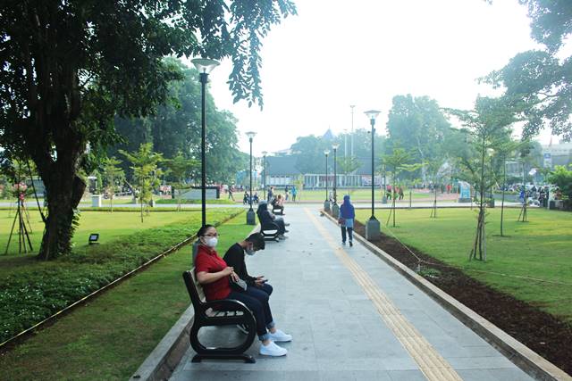 Bangku Taman di alun alun kota bogor