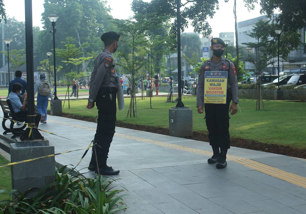 polisi vaksin booster di alun-alun Kota Bogor