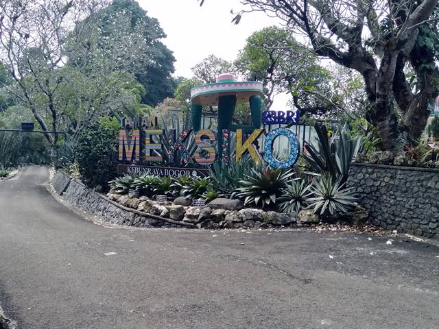 Banyak Iklan Bertebaran di Kebun Raya, Nuansa Komersial Terasa - Logo Bank BRI di Taman Meksiko