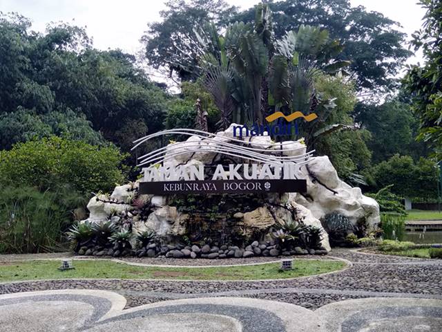 Banyak Iklan di Kebun Raya Bogor - Nuansa Komersial Kental Terasa - Logo Bank Mandiri di Taman Akuatik
