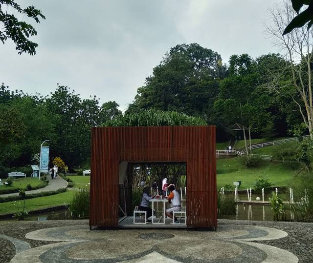 Tempat pengunjung menikmati makanan di Kebun Raya Bogor