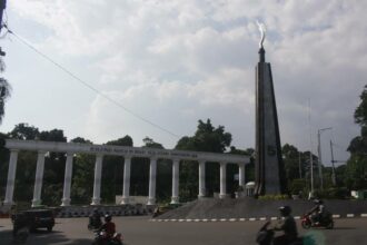 [Photos] Two Landmarks of Bogor City – Kujang Monument and The Nine Gates