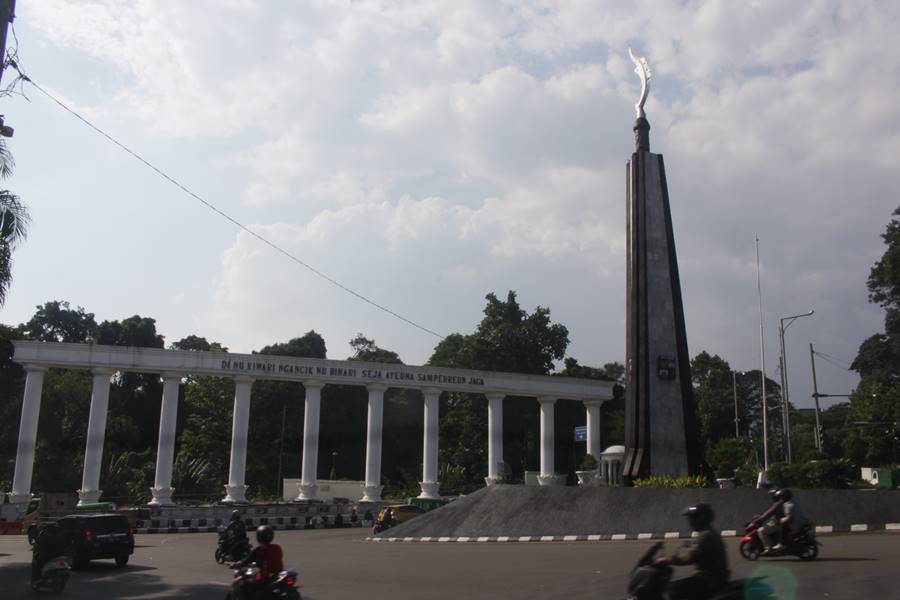 (Photo) Two Landmarks of Bogor City - Kujang Monument & The Nine Gates