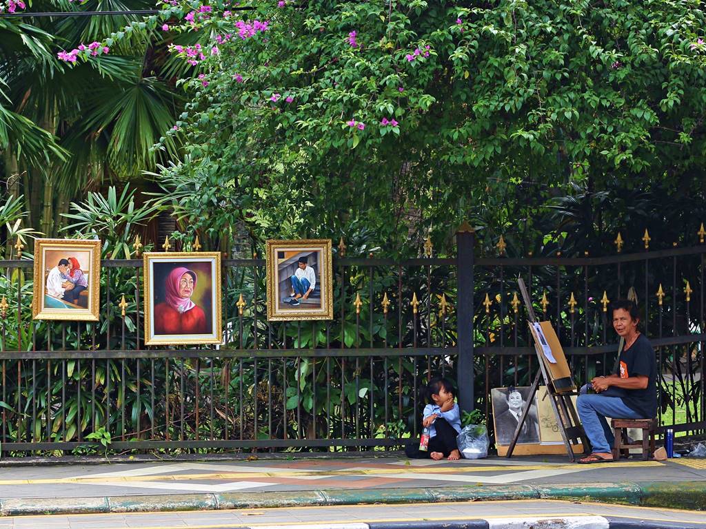 [FOTO] Pelukis Sketsa Dekat Pintu II Kebun Raya Bogor