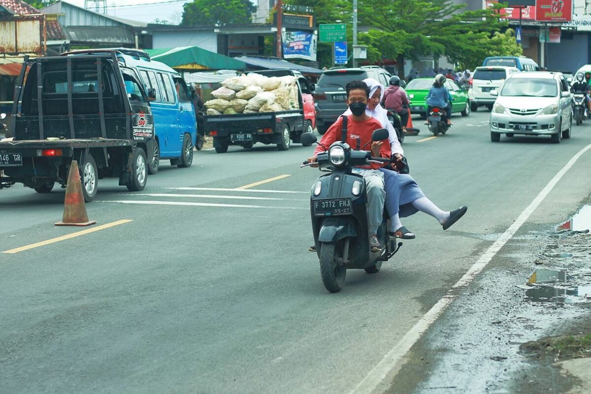 Sudah Biasa di Bogor Mah - Mengendarai Sepeda Motor Tanpa Helm