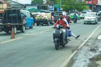 Sudah Biasa di Bogor Mah ! Mengendarai Sepeda Motor Tanpa Helm