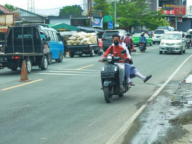 Sudah Biasa di Bogor Mah - Mengendarai Sepeda Motor Tanpa Helm
