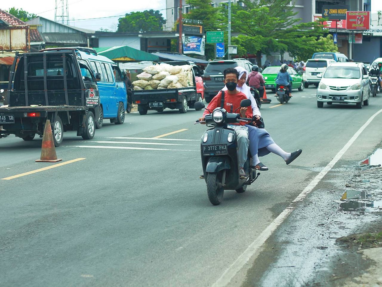Sudah Biasa di Bogor Mah ! Mengendarai Sepeda Motor Tanpa Helm
