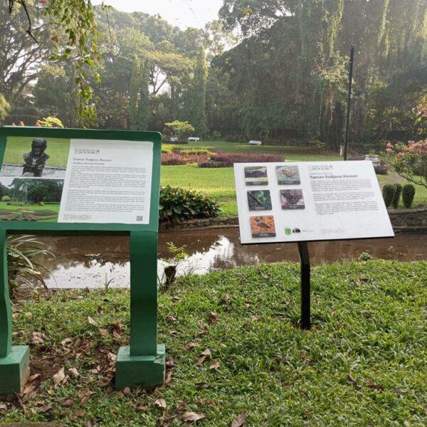 Papan Keterangan Berbeda Isi di Taman “Bhinneka” Sudjana Kassan