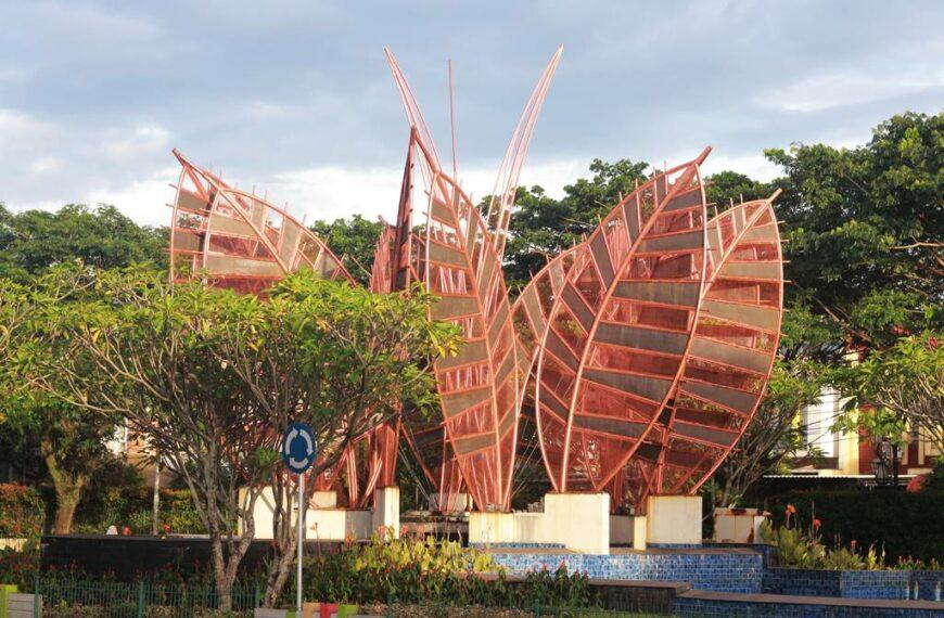 Foto - Monumen Daun Bunga dan Air Mancur Warna Warni di Bukit Cimanggu City