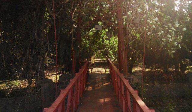 Jembatan Gantung Warna Merah di Kebun Raya Bogor - Jembatan Hulu