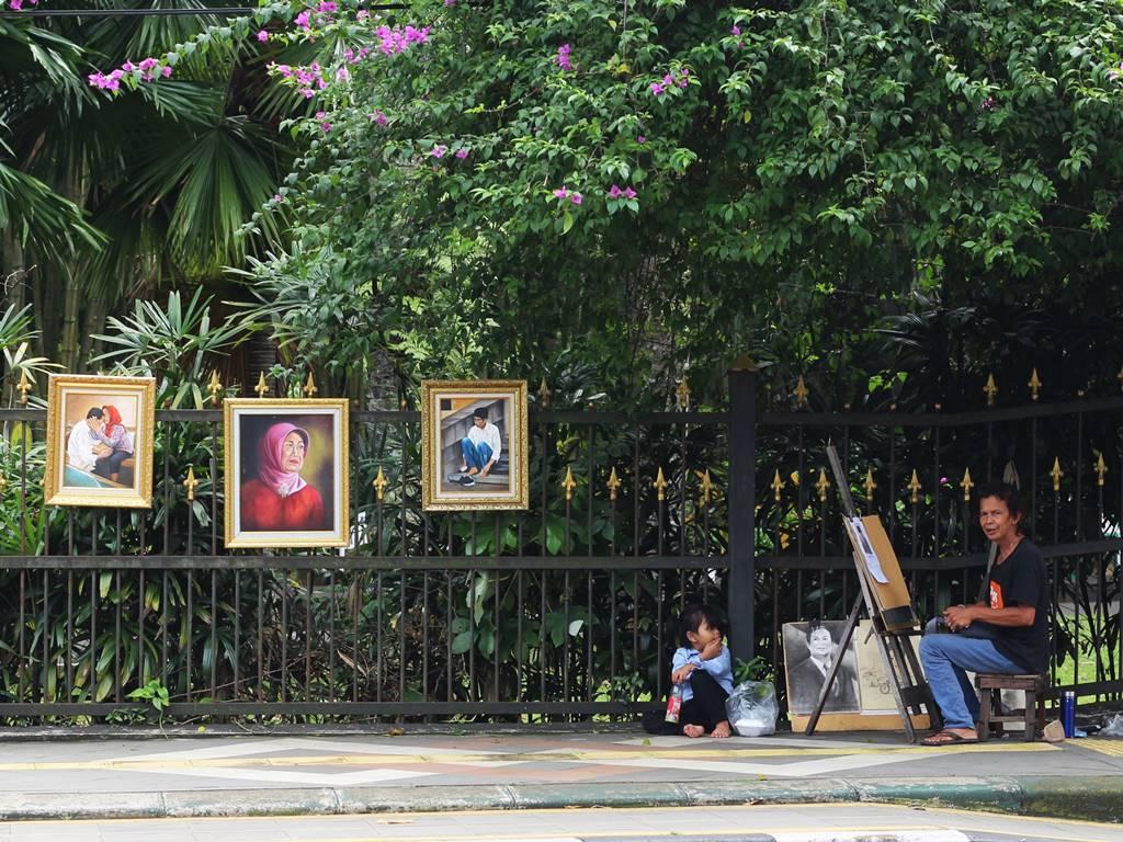 [PHOTO] A Street Portraitist on Juanda Street Still Exist