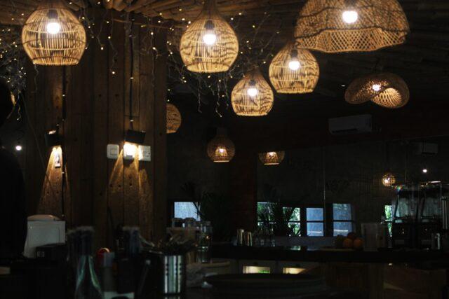 ornamen lampu dari bambu di Jiwan Coffee Bogor